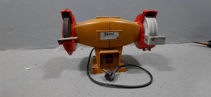 Femi Werkbankslijpmachine - Rood, Doe-het-zelf en Verbouw, Gereedschap | Slijpmachines, Gebruikt, Werkbankslijpmachine, Minder dan 700 watt