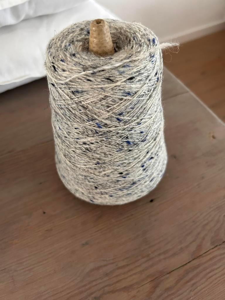 Mooie grijze gemeleerd cone, Ophalen of Verzenden, Zo goed als nieuw, Breien of Haken, Wol of Garen