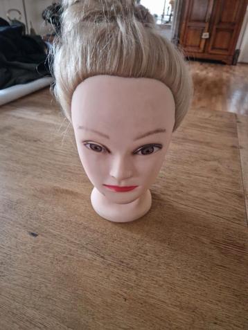 Oefenhoofd met blond haar beschikbaar voor biedingen