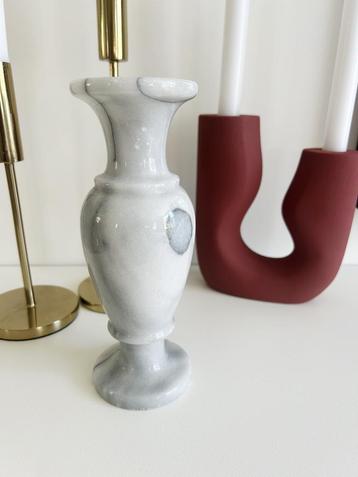 Vintage Carrara marmeren vaas beschikbaar voor biedingen