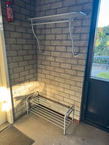 Kapstok met schoenenrek beschikbaar voor biedingen