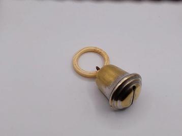 Verzilverde bel aan benen ring beschikbaar voor biedingen