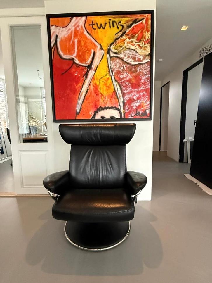 2 Stressless Fauteuils Model Jazz met bijbehorende hockers, Huis en Inrichting, Stoelen, Gebruikt, Twee, Leer, Metaal, Zwart, Ophalen