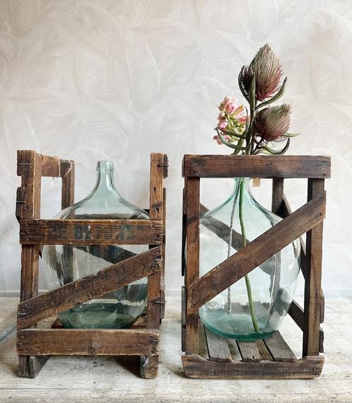 Vintage gistflessen in houten krat, Antiek en Kunst, Curiosa en Brocante, Ophalen