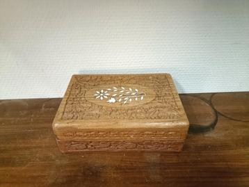 Houten sieradendoosje met bloemmotief beschikbaar voor biedingen
