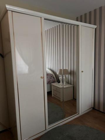 Kledingkast beschikbaar voor biedingen