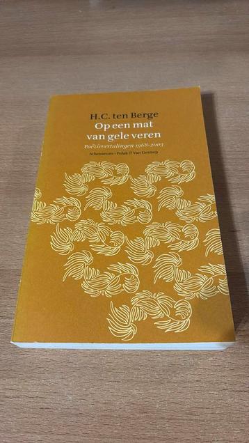 H.C. ten Berge - Op een mat van gele veren beschikbaar voor biedingen