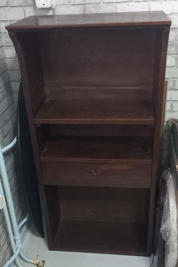 Mooi hoog houten kastje met 3 vakken en 1 lade  beschikbaar voor biedingen