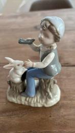Porceleinen beeldje vintage jongen met konijn, Ophalen of Verzenden, Zo goed als nieuw