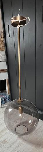 Hanglamp met smokey glas bol, Huis en Inrichting, Lampen | Hanglampen, Ophalen, Gebruikt, Glas, 75 cm of meer