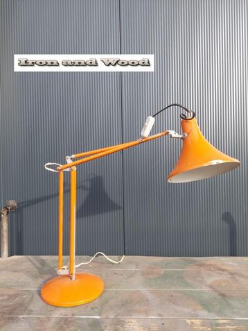 Vintage oude oranje werkplaatslamp / bureaulamp / tafellamp beschikbaar voor biedingen