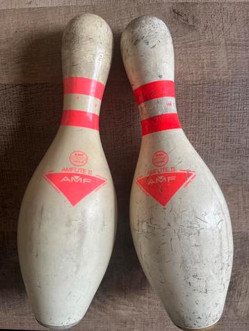 Twee bowlingpins beschikbaar voor biedingen