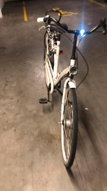 Te koop een witte dames Batavus Mambo 28 inch beschikbaar voor biedingen
