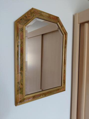 Mooie spiegel met sierlijke lijst beschikbaar voor biedingen
