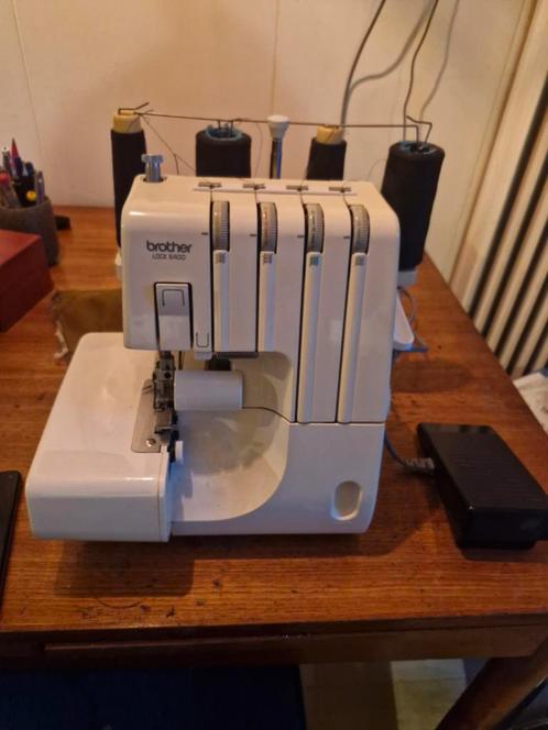 Brother Lock 640D Lockmachine + Garen en accessoires boekjes, Hobby en Vrije tijd, Naaimachines en Toebehoren, Gebruikt, Lockmachine