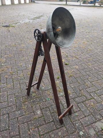 Industriële Vloerlamp met Houten Driepoot beschikbaar voor biedingen