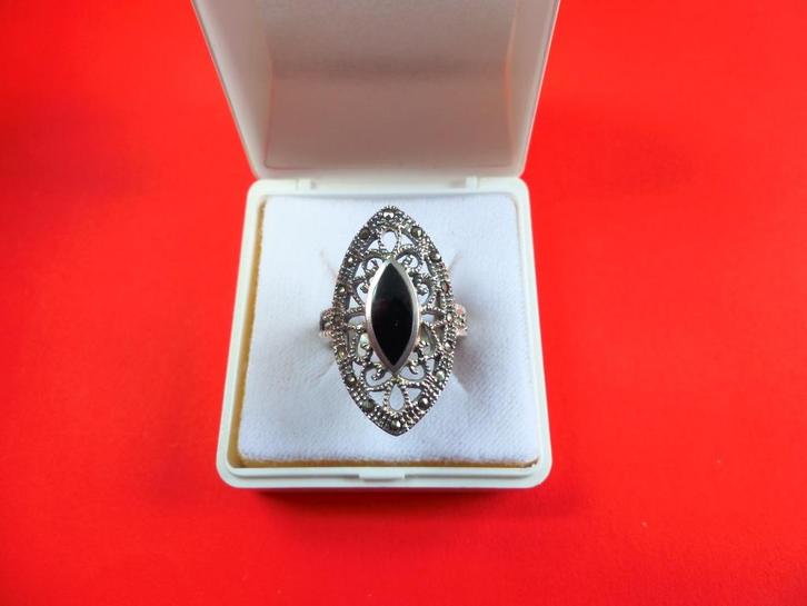 Mooie Ovale Zilveren Ring met Zwarte Onix en Markasietjes, Sieraden, Tassen en Uiterlijk, Antieke sieraden, Ring, Zilver, Met edelsteen