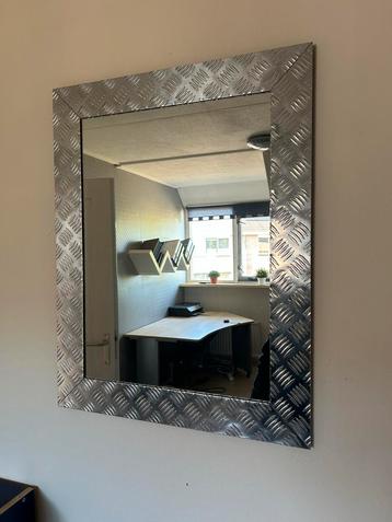 Spiegel met traanplaat rand - 80x62cm beschikbaar voor biedingen