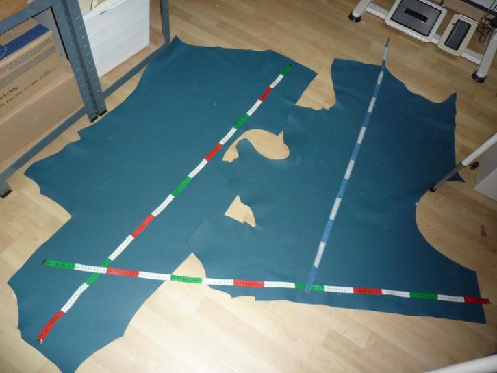 Laguneblauw grote resten soepl echt leer rundleer, Hobby en Vrije tijd, Stoffen en Lappen, Nieuw, Leer of Kunstleer, 30 tot 120 cm