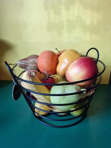 Mand gevuld met kunstfruit beschikbaar voor biedingen
