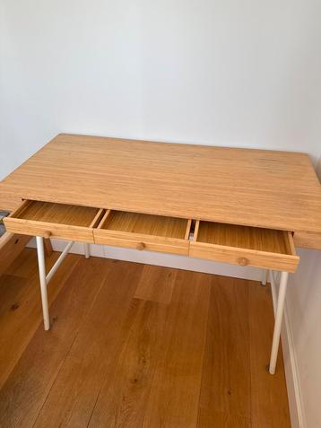 IKEA Bureau/kaptafel met opbergruimte - Zo goed als nieuw beschikbaar voor biedingen