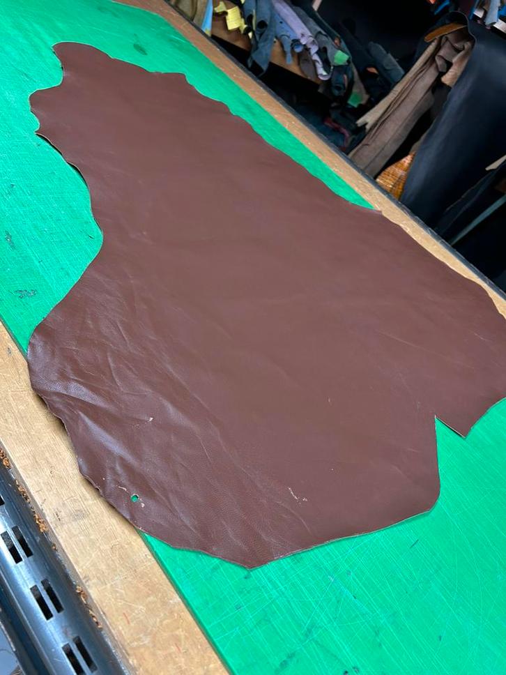 Bruin kalf leer lap 1.1 mm dik iets stug en glad A-518, Hobby en Vrije tijd, Stoffen en Lappen, Zo goed als nieuw, Leer of Kunstleer