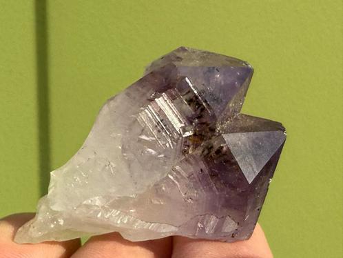 Amethist kristal met insluitingen mineralen, Verzamelen, Mineralen en Fossielen, Mineraal, Ophalen of Verzenden