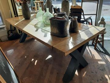 Stoere eikenhouten eettafel X-poten beschikbaar voor biedingen