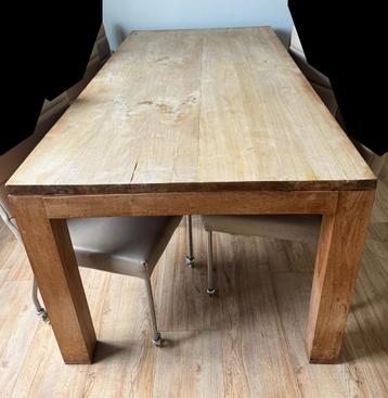 Massieve houten eettafel beschikbaar voor biedingen