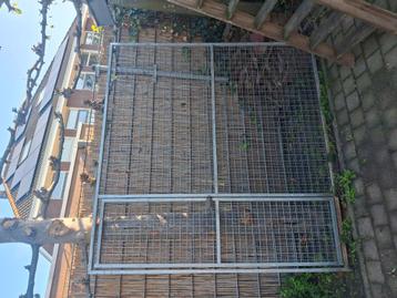 Kennelpaneel met dun gaas erachter beschikbaar voor biedingen