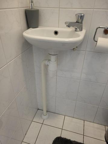 Wegens renovatie, wasbak met kraan zonder andere toebehoren beschikbaar voor biedingen