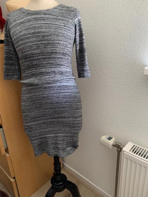 Jurk Claudie Pierlot 36, Kleding | Dames, Jurken, Zo goed als nieuw, Maat 36 (S), Grijs, Boven de knie, Verzenden