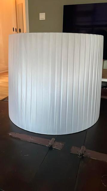 Mooie grote lampenkap beschikbaar voor biedingen