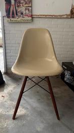 Vintage glasvezel Eames stoelen met nieuw onderstel, Huis en Inrichting, Stoelen, Ophalen, Wit, Hout, Vier