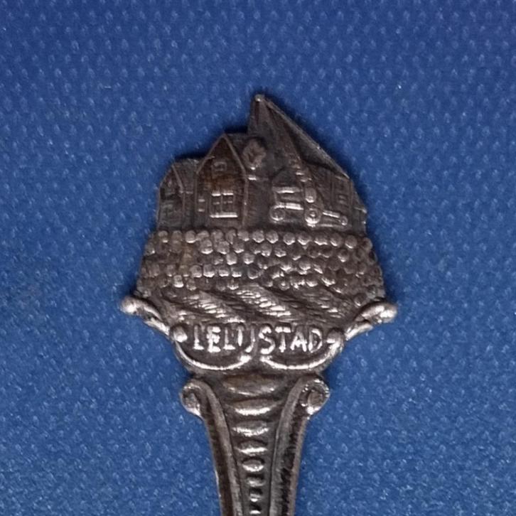 verzilverd lepeltje Lelijstad (HH 90) - tekst in rechte lijn, Antiek en Kunst, Antiek | Bestek, Ophalen of Verzenden