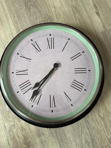 Moderne wandklok beschikbaar voor biedingen