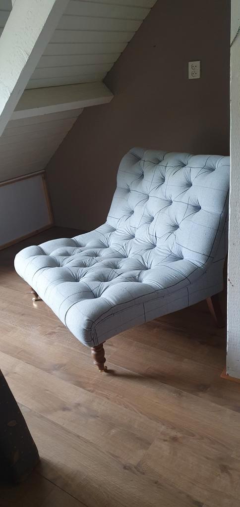 gecapitonneerde stoel, lichtblauw, klassieke, engelse stijl, Huis en Inrichting, Stoelen, Zo goed als nieuw, Eén, Stof, Ophalen