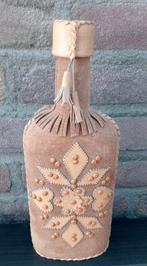 Vintage  leergebonden karaf met leren decoratiedetail, Ophalen, Overige kleuren, Minder dan 50 cm, Glas