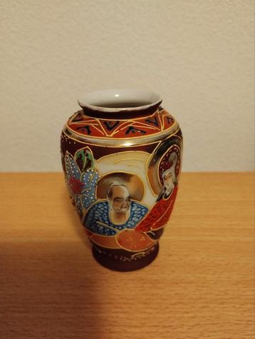 Vintage Japans Satsuma vaasje met handgeschilderde decoratie beschikbaar voor biedingen