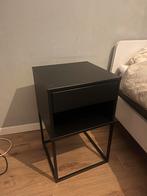 Nachtkast Vikhammer zwart, Huis en Inrichting, Slaapkamer | Nachtkastjes, Ophalen, Zo goed als nieuw, Minder dan 45 cm