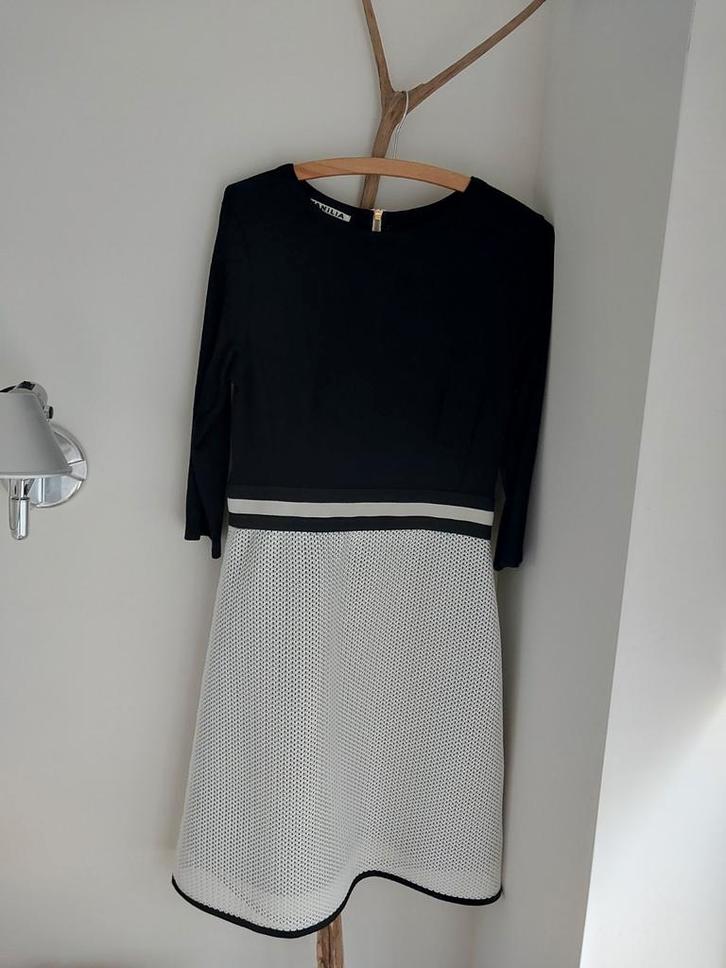 Zwart/Witte Vanilia Jurk, Kleding | Dames, Jurken, Zo goed als nieuw, Maat 38/40 (M), Zwart, Boven de knie, Ophalen of Verzenden