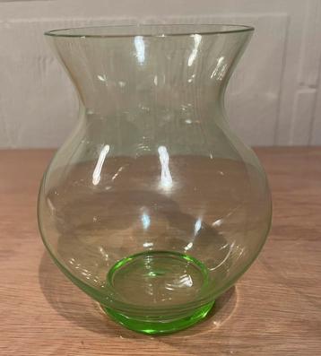 Oud groen glazen vaasje 12,5 cm beschikbaar voor biedingen