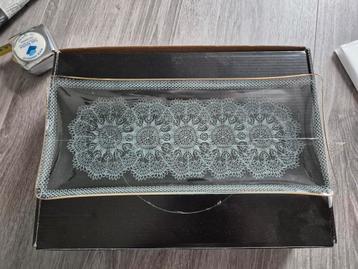 Antieke cake schaal met bloem motief beschikbaar voor biedingen
