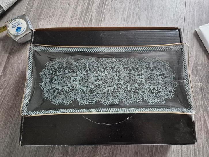 Antieke cake schaal met bloem motief, Antiek en Kunst, Antiek | Glas en Kristal, Ophalen of Verzenden