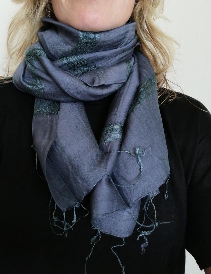 Nieuwe handgemaakte zijden sjaal blauwgrijs 172x56 cm, Kleding | Dames, Mutsen, Sjaals en Handschoenen, Nieuw, Sjaal, Maat 46/48 (XL) of groter