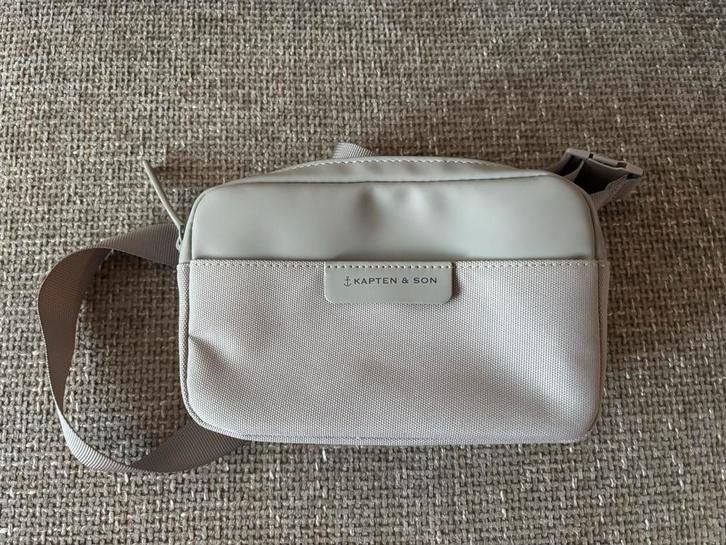 Kapten & Son Bergen Crossbody - Grijs - ZGAN, Sieraden, Tassen en Uiterlijk, Tassen | Rugtassen, Zo goed als nieuw, Overige merken