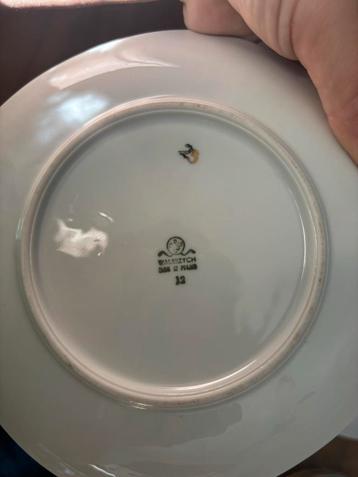 Oud servies met gouden rand beschikbaar voor biedingen