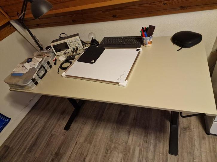 In hoogte verstelbaar bureau van IKEA, Huis en Inrichting, Tafels | Statafels, Zo goed als nieuw, In hoogte verstelbaar, Ophalen