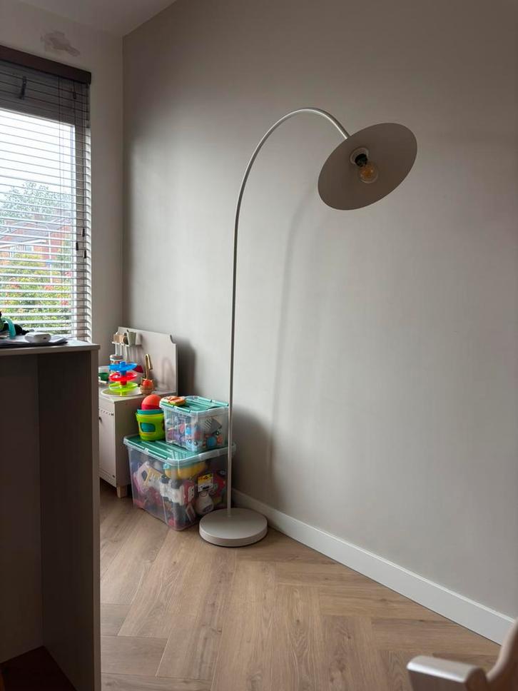 Beige staande lamp van Karwei - model Philou, Huis en Inrichting, Lampen | Vloerlampen, Zo goed als nieuw, Metaal, Ophalen