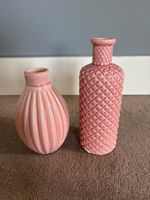 Twee lichtroze vaasjes, Huis en Inrichting, Woonaccessoires | Vazen, Gebruikt, Overige kleuren, Minder dan 50 cm, Steen, Ophalen of Verzenden